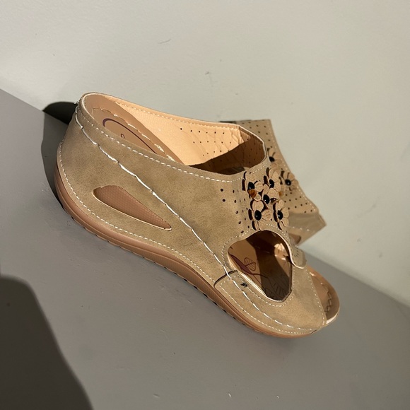 NWOT tan slip on sandals floral size 8 - Picture 3 of 6